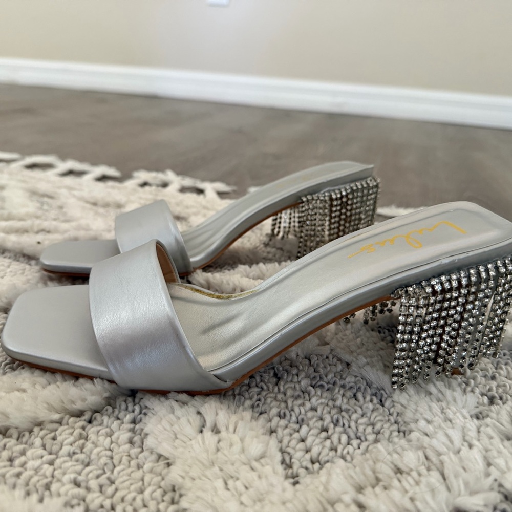 Chic Silver Heeled Sandals with Rhinestone Accents